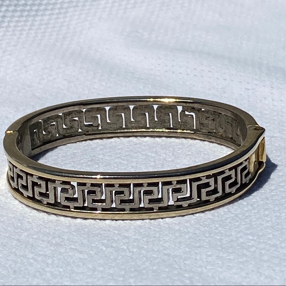 Gold tone vintage 80s 90s geometric patterned hinged cuff bracelet